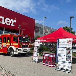 Kleiner Pavillion und Rollups beim Werbetag vorm Möbelhaus Höffner