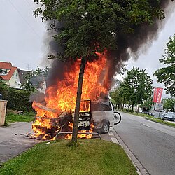 Neuaubing: Campingbus brennt aus