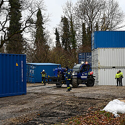 Container zum Schutz bei der Bombenentschärfung werden aufgebaut