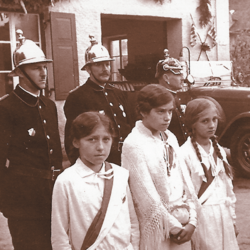 Führung der Aubinger Wehr mit Bezirks-Brandinspektor Scherzl und Festjungfrauen